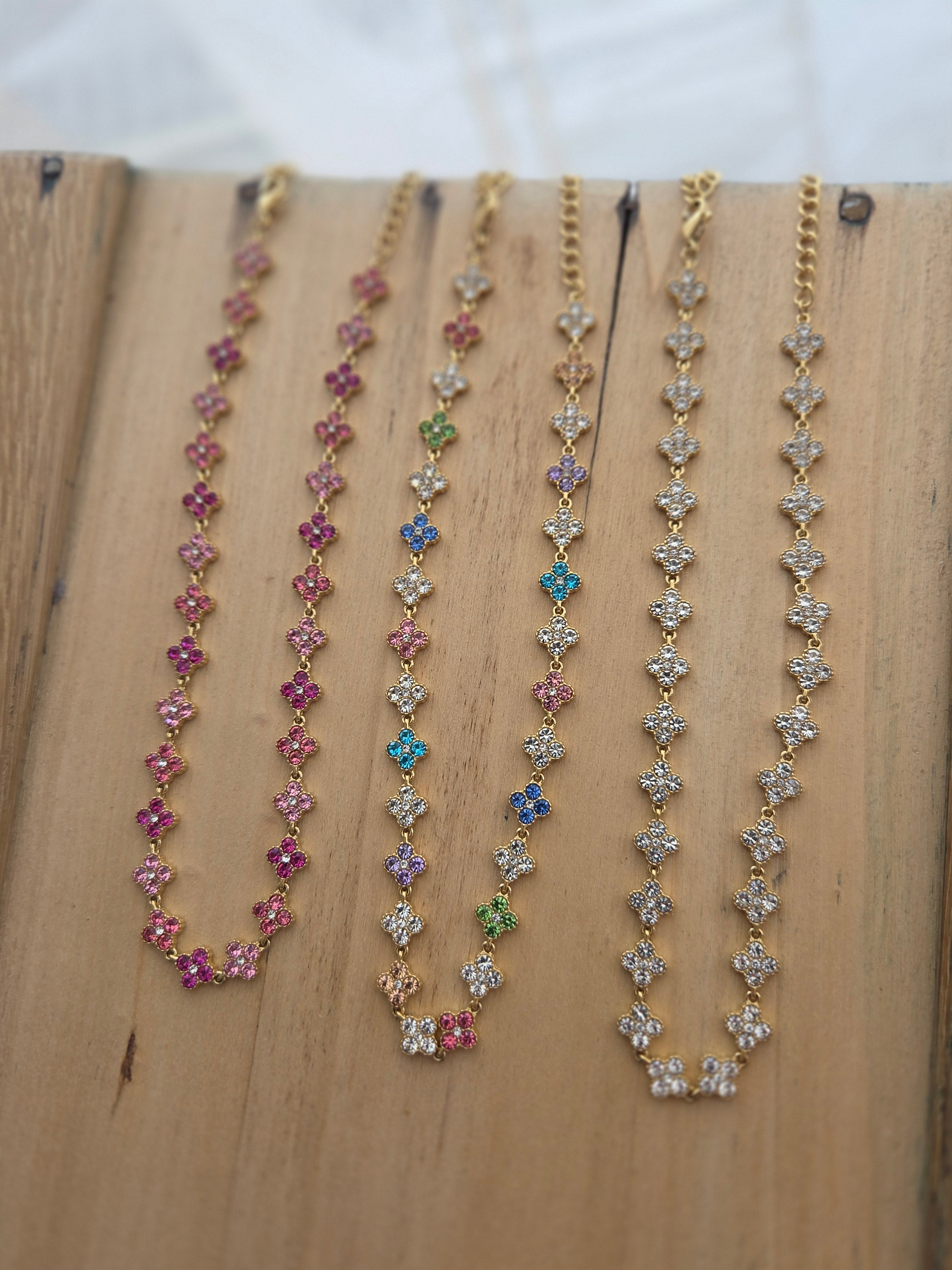 Collier fleurs roses et blanches