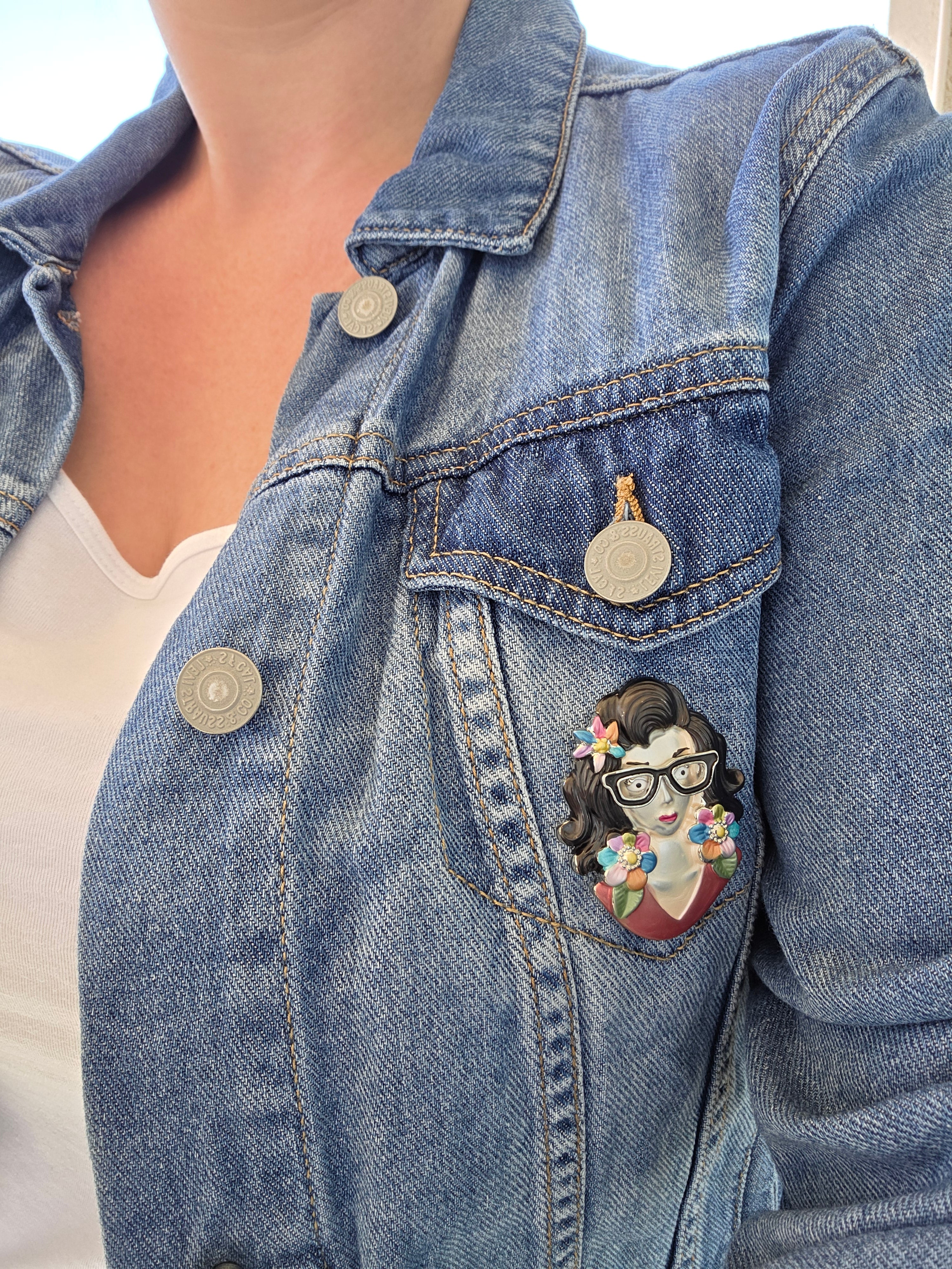 Broche aimantée personnage femme