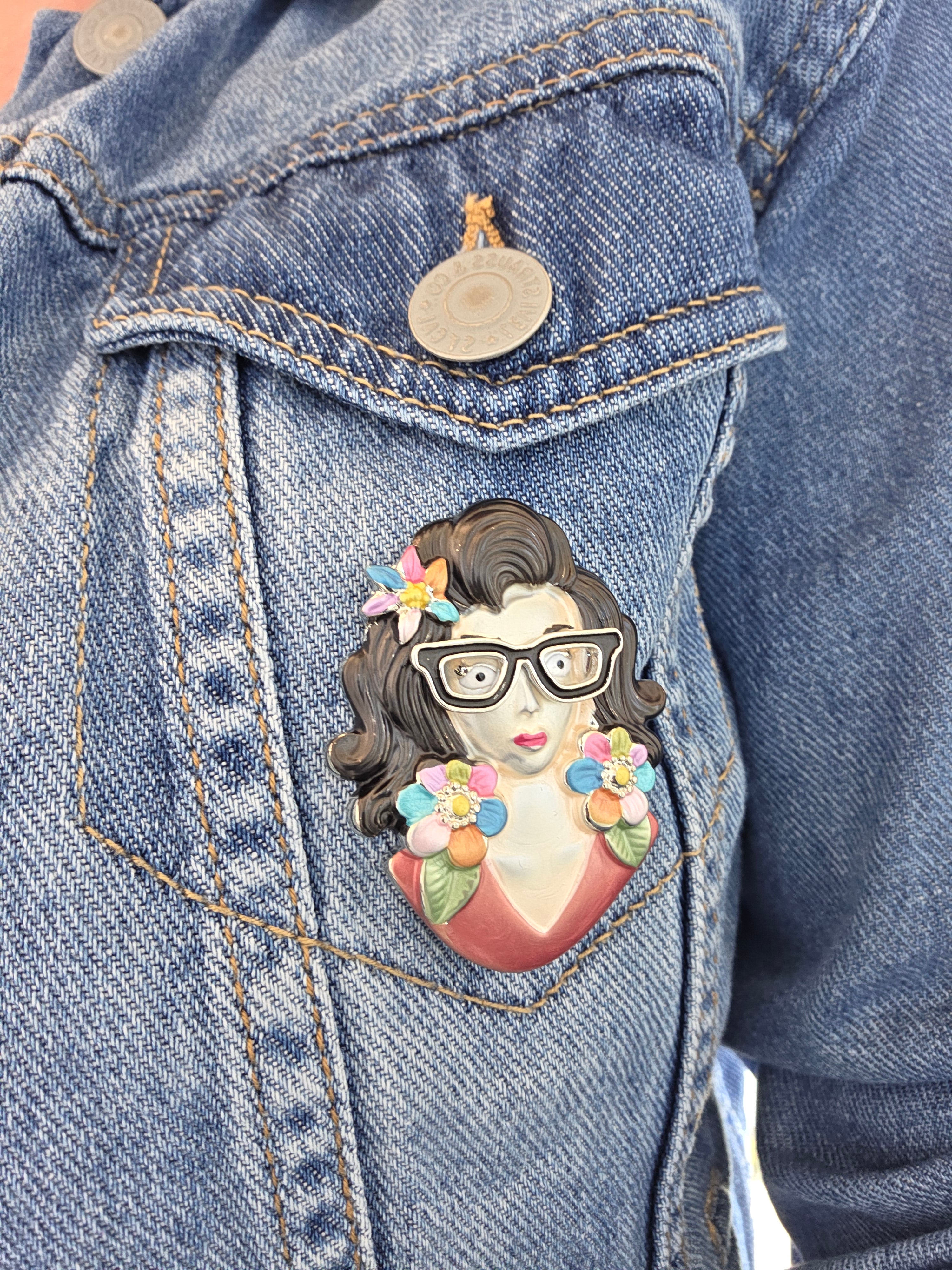 Broche aimantée personnage femme