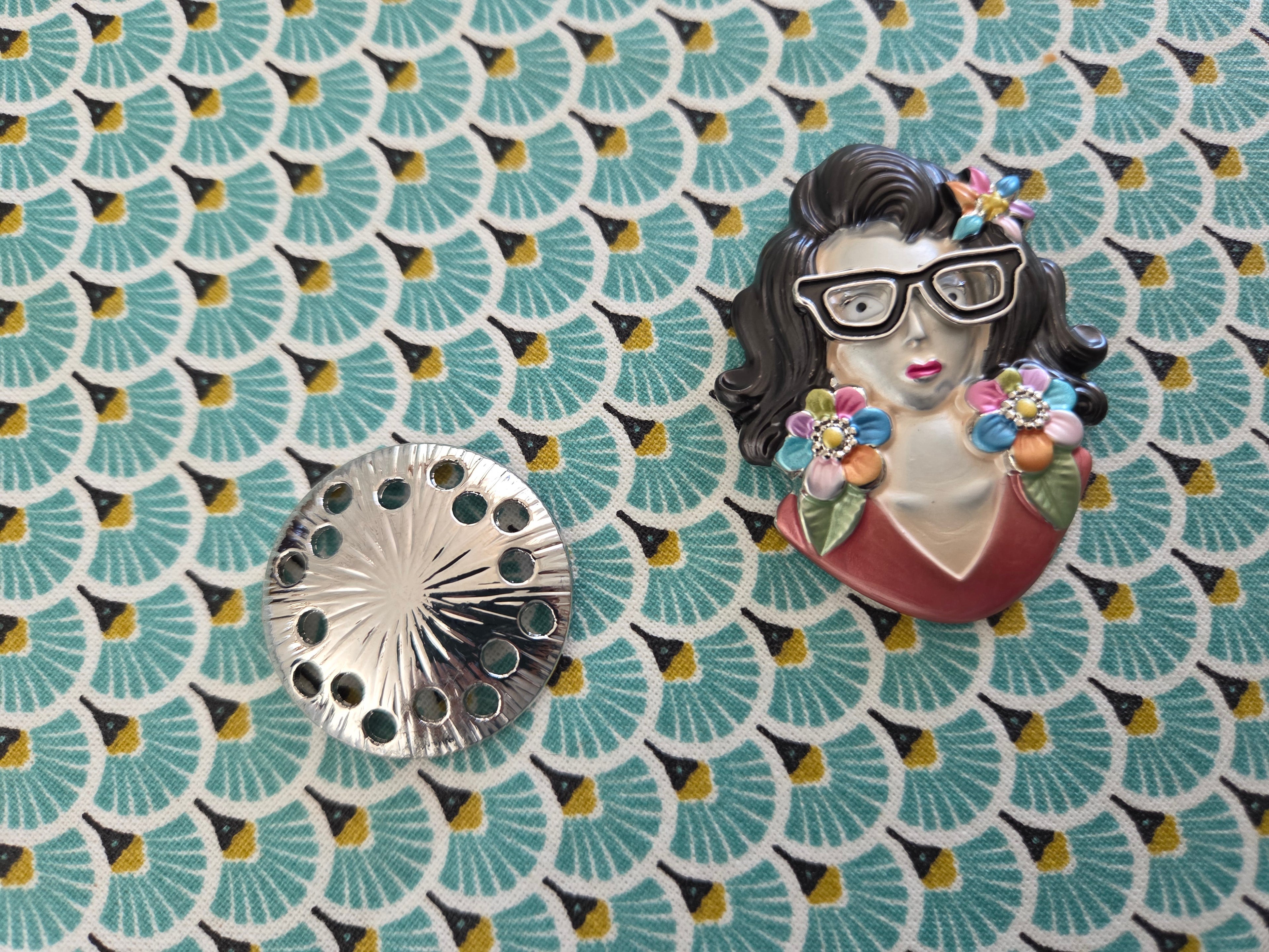 Broche aimantée personnage femme