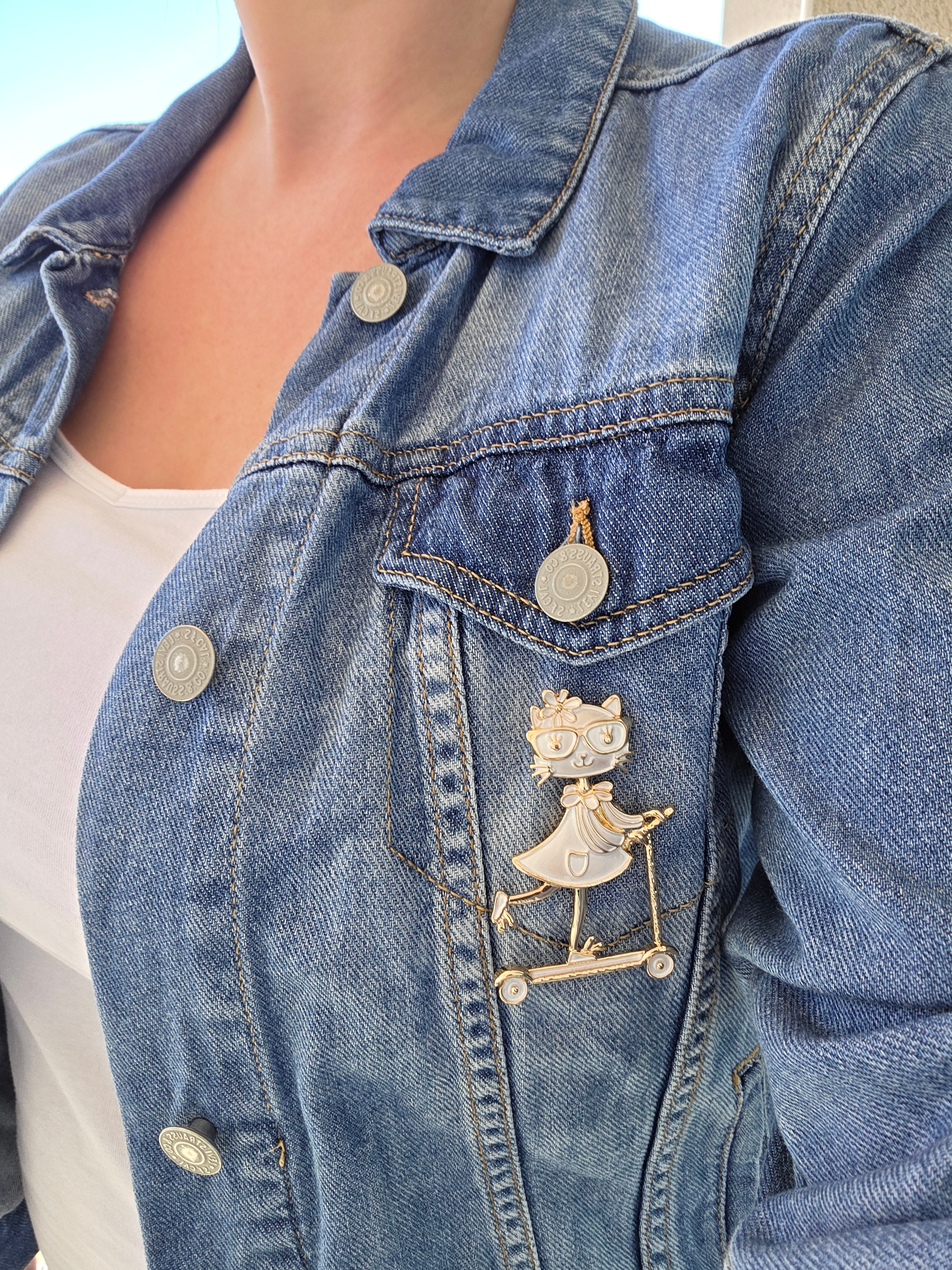Broche personnage trottinette