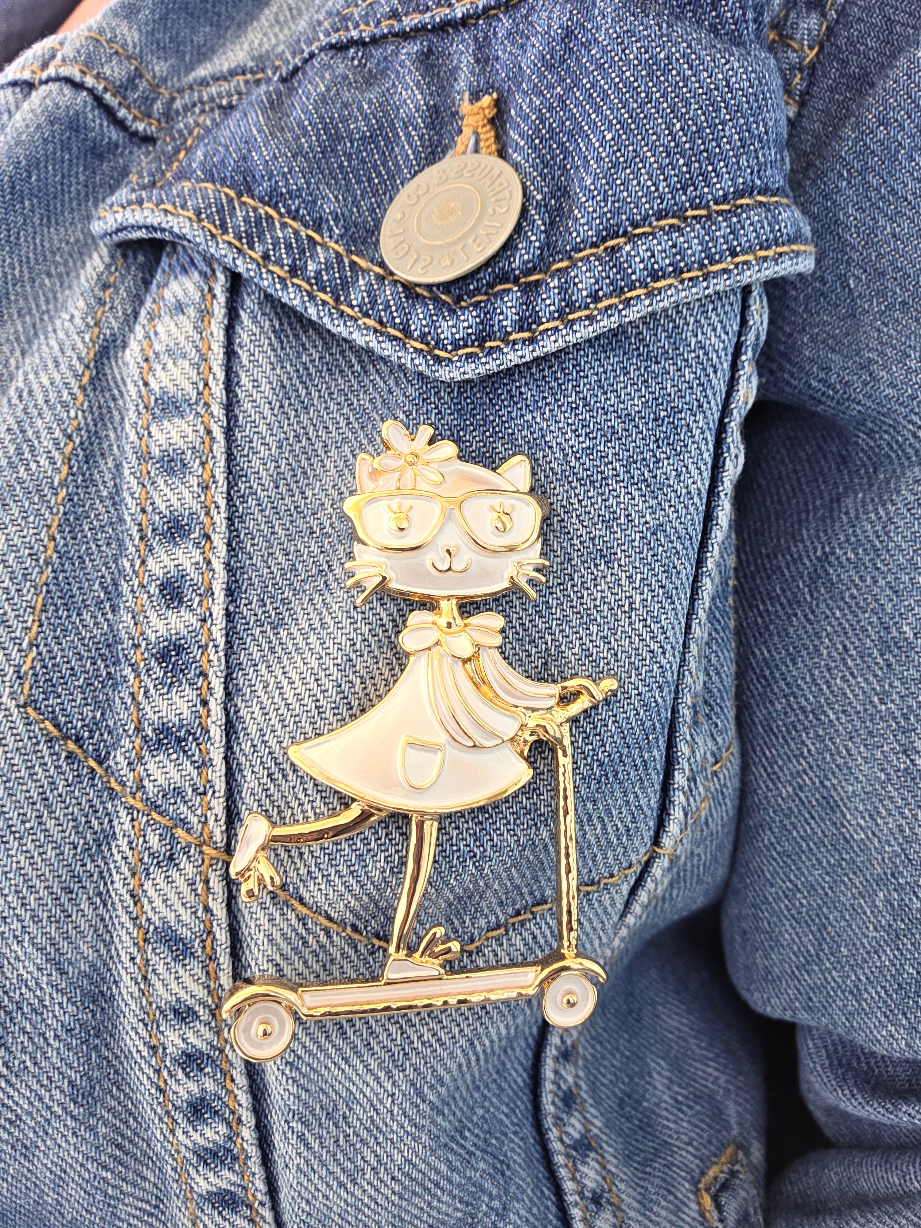 Broche personnage trottinette