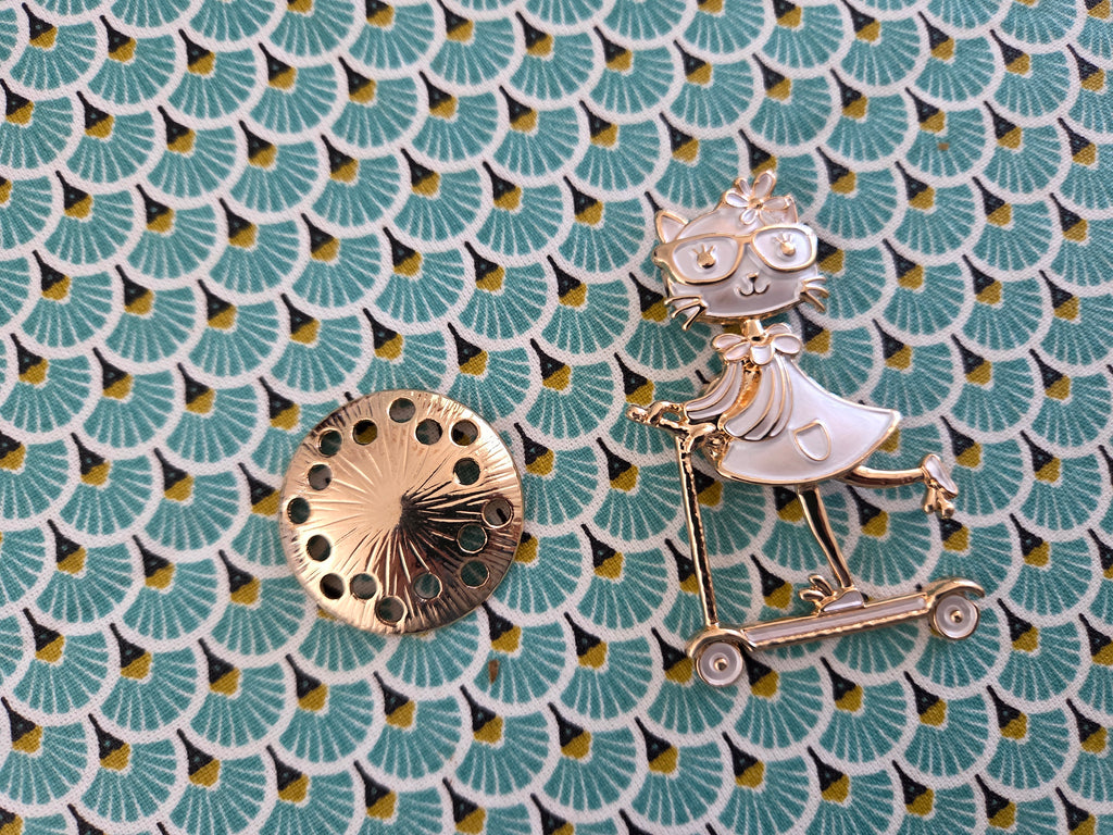 Broche personnage trottinette