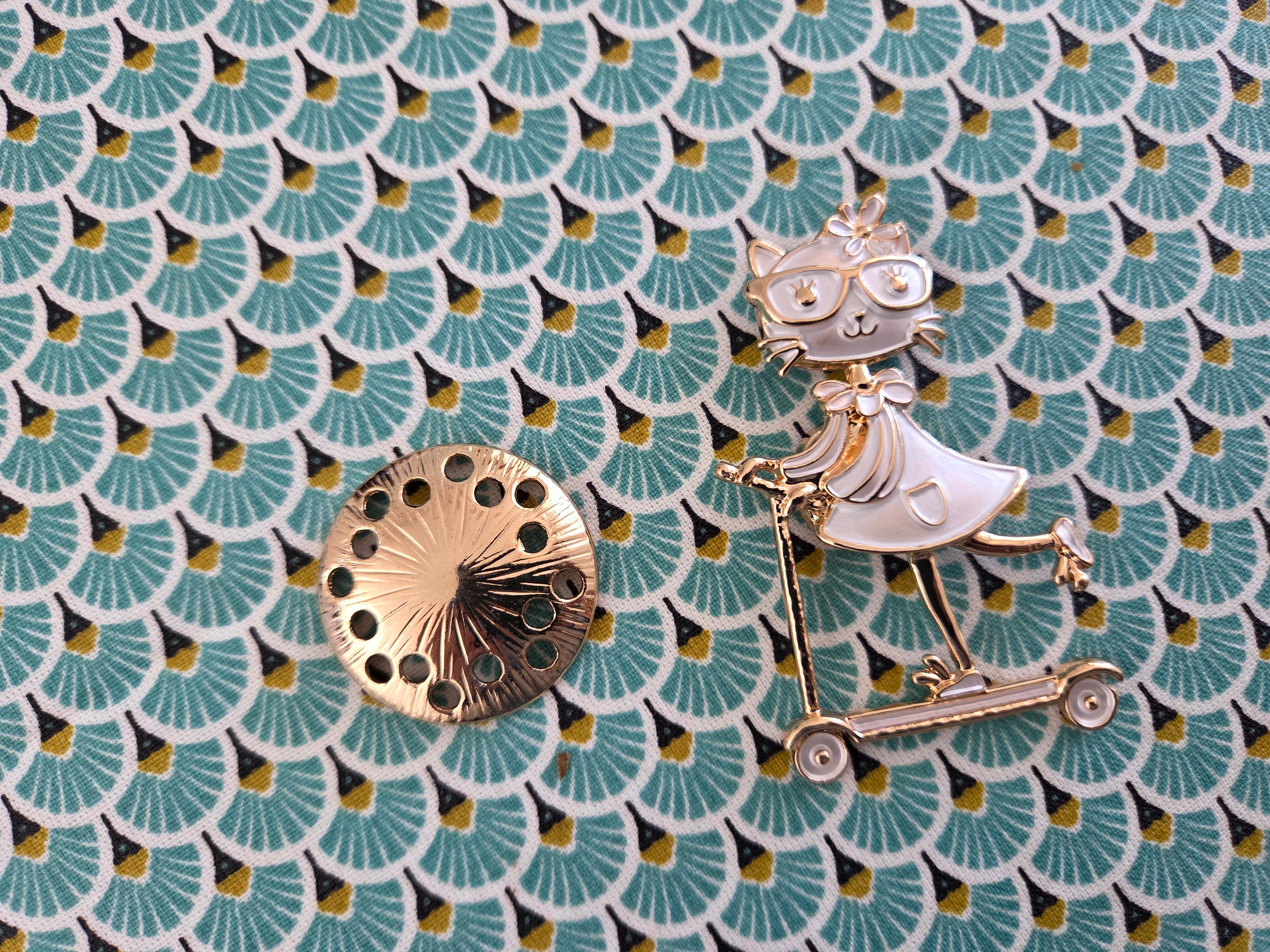 Broche personnage trottinette