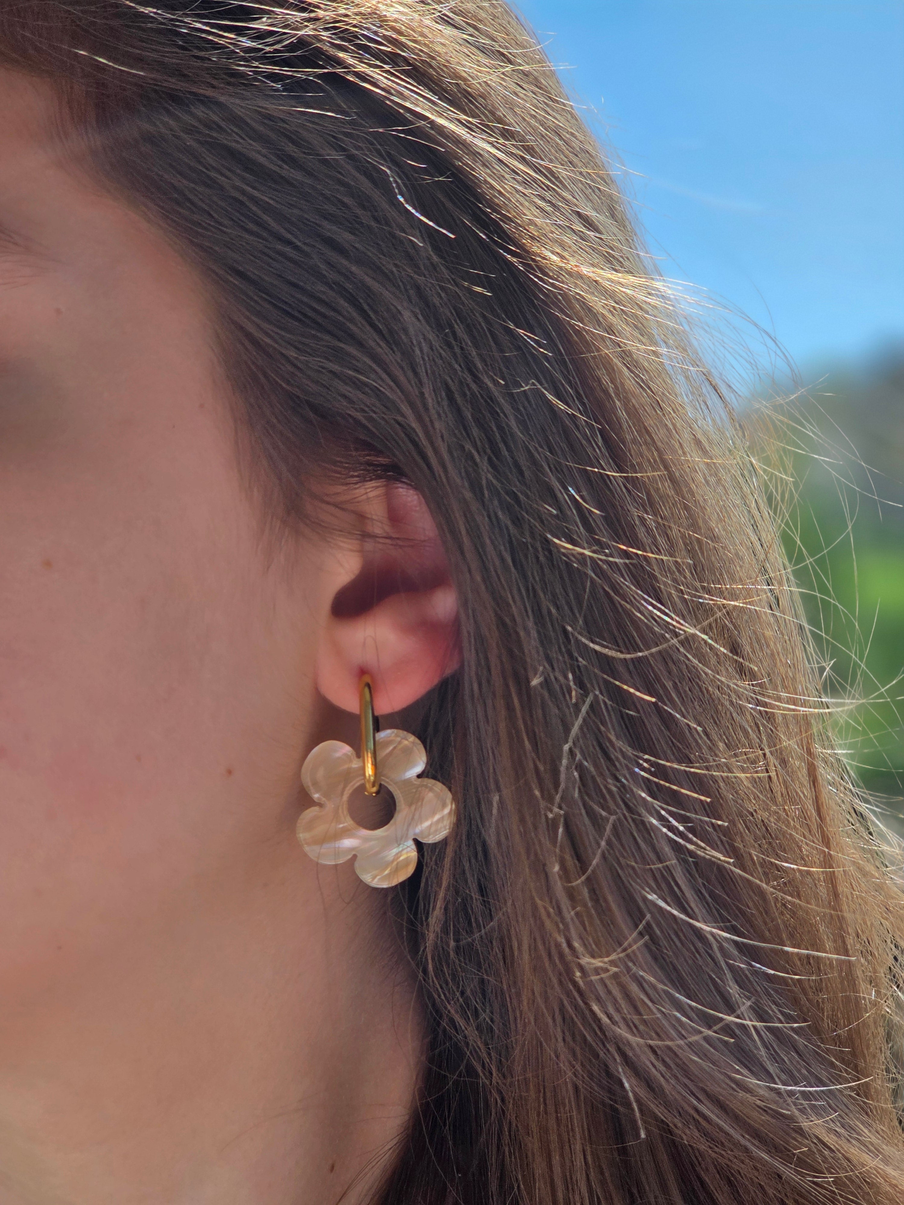 Boucles d'oreilles fleurs nacrées