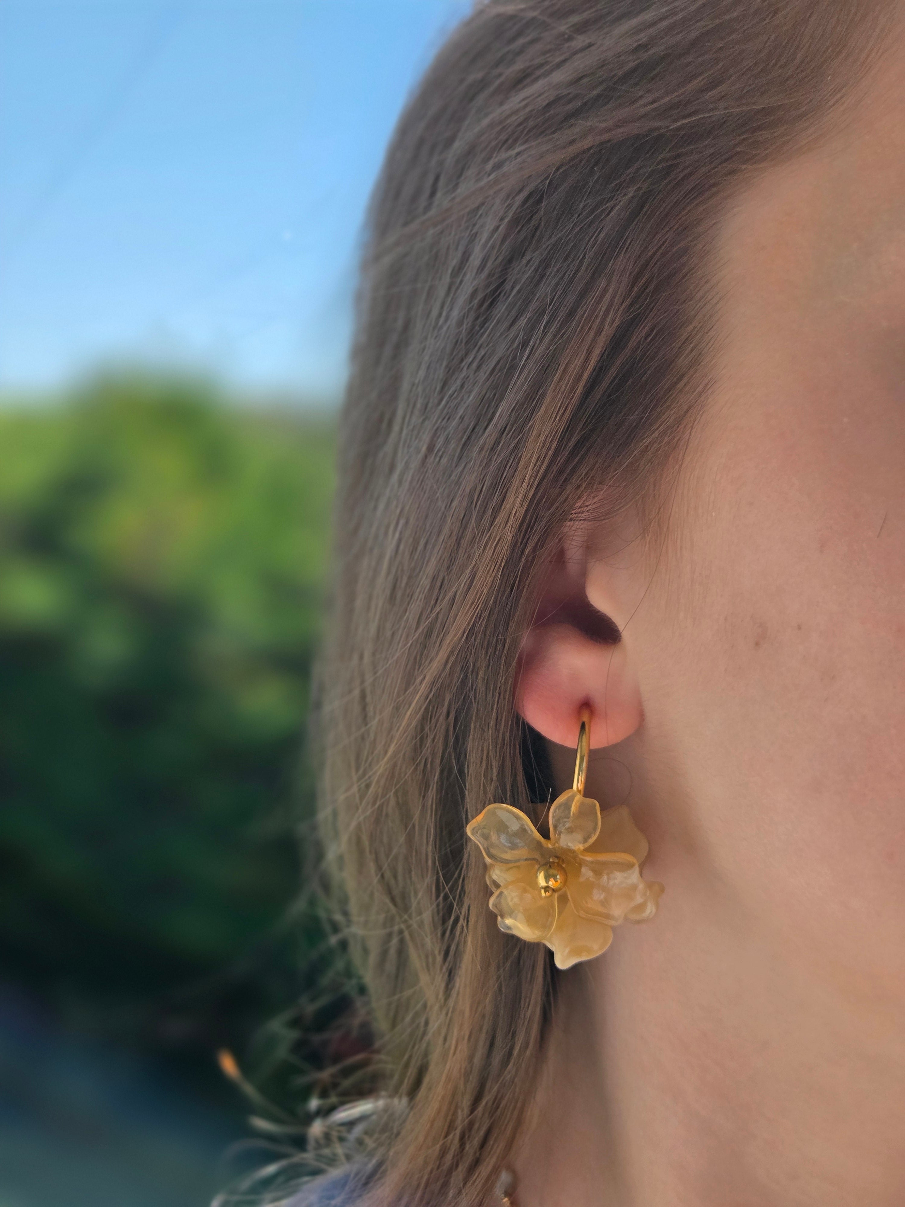 Boucles d'oreilles doré fleur beige