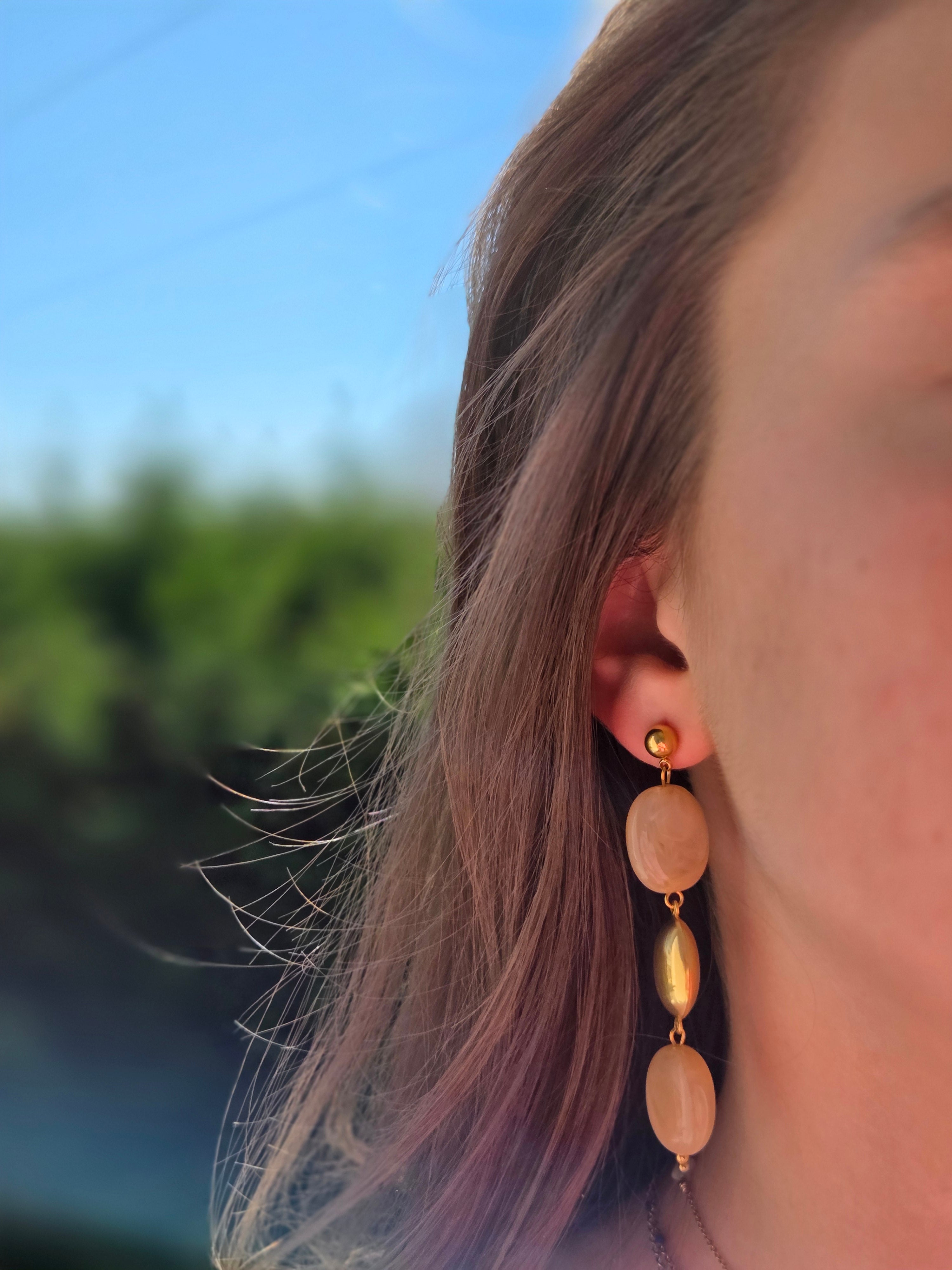 Boucles d'oreilles pendantes beige doré