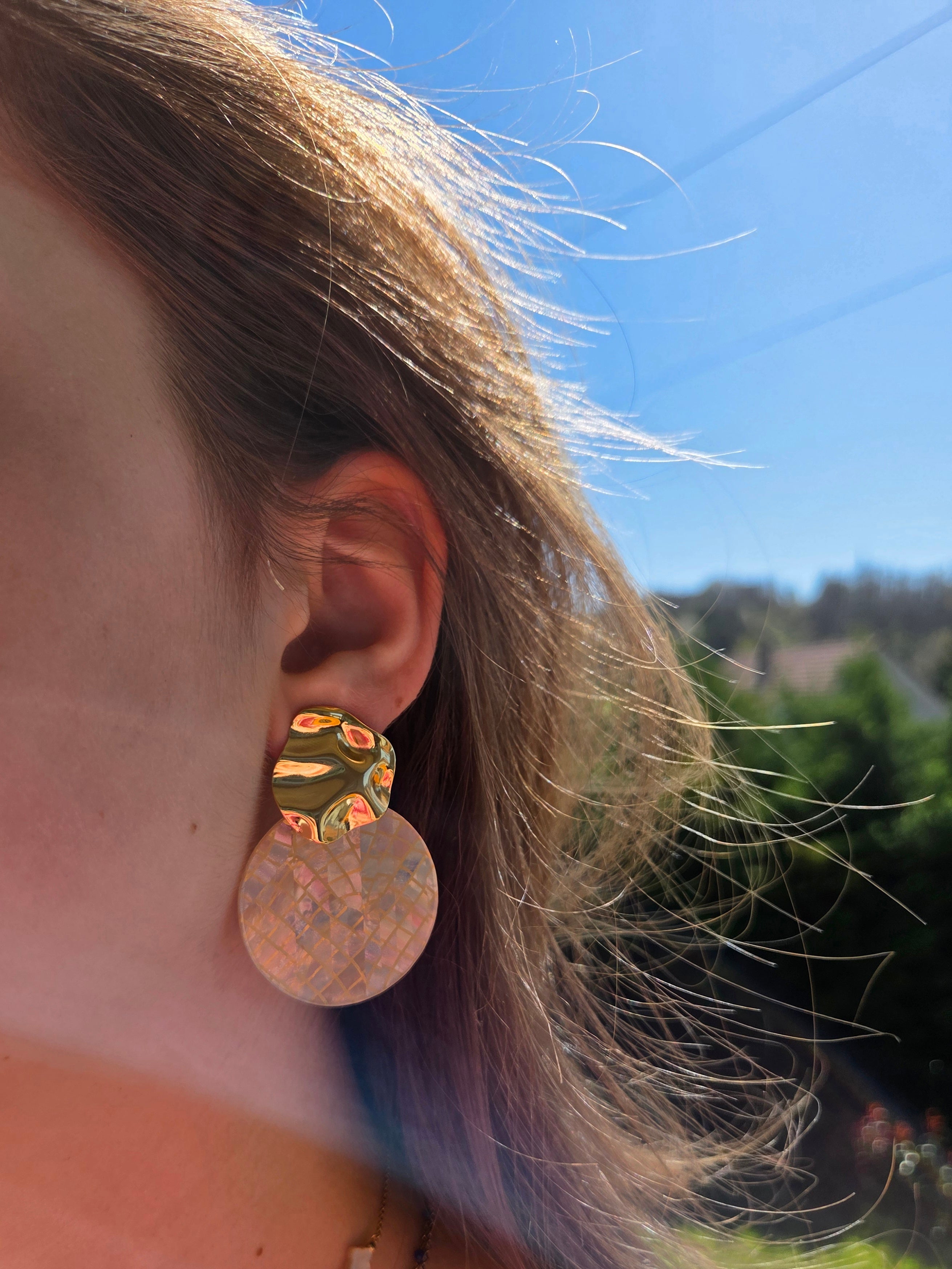 Boucles d'oreilles rondes beige doré