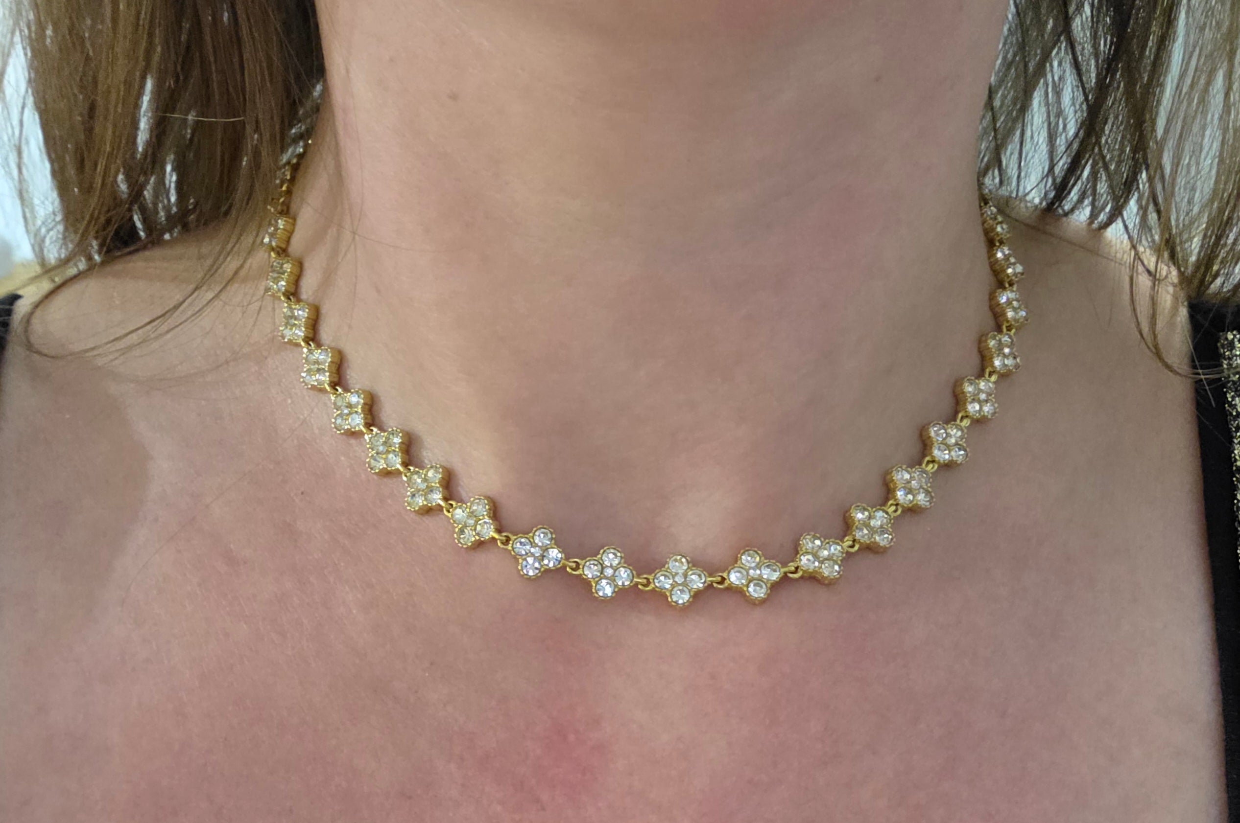 Collier fleurs blanches