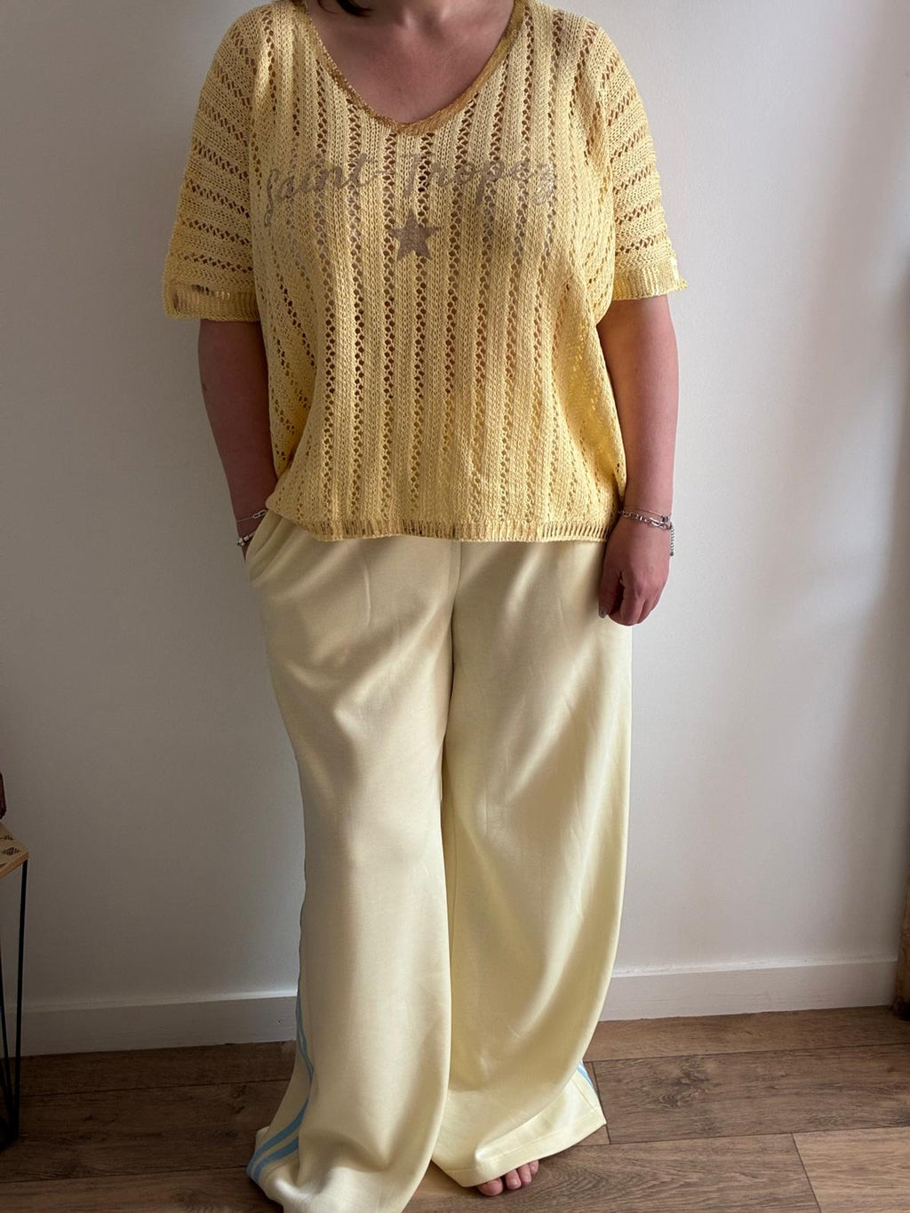 Pantalon jaune à bandes bleues