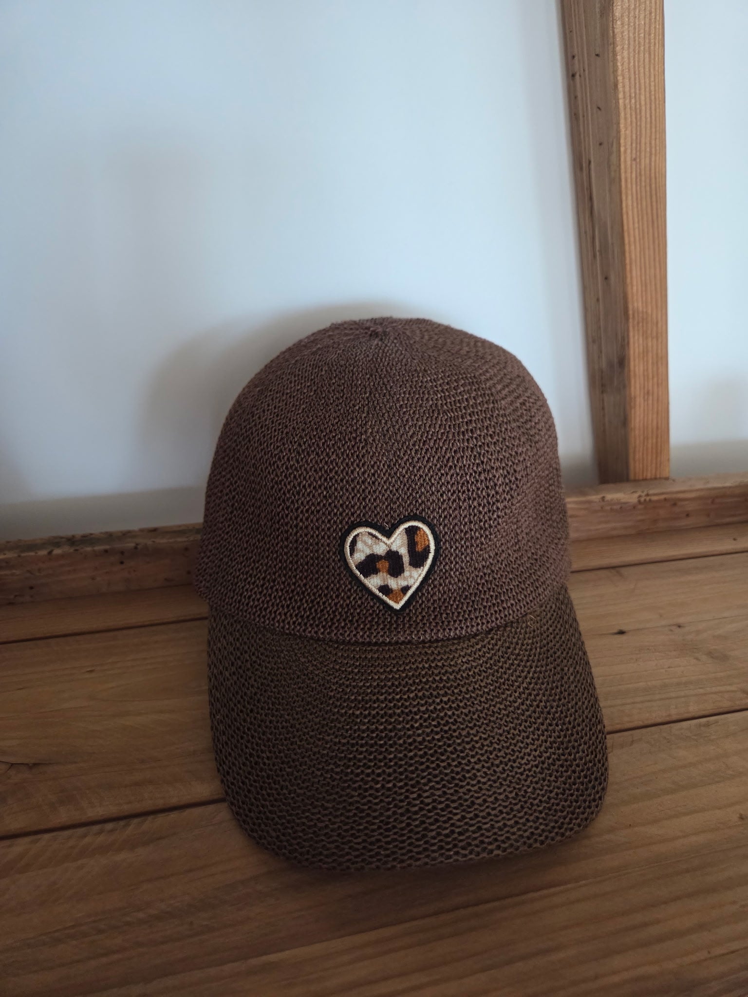 Casquette marron cœur léopard