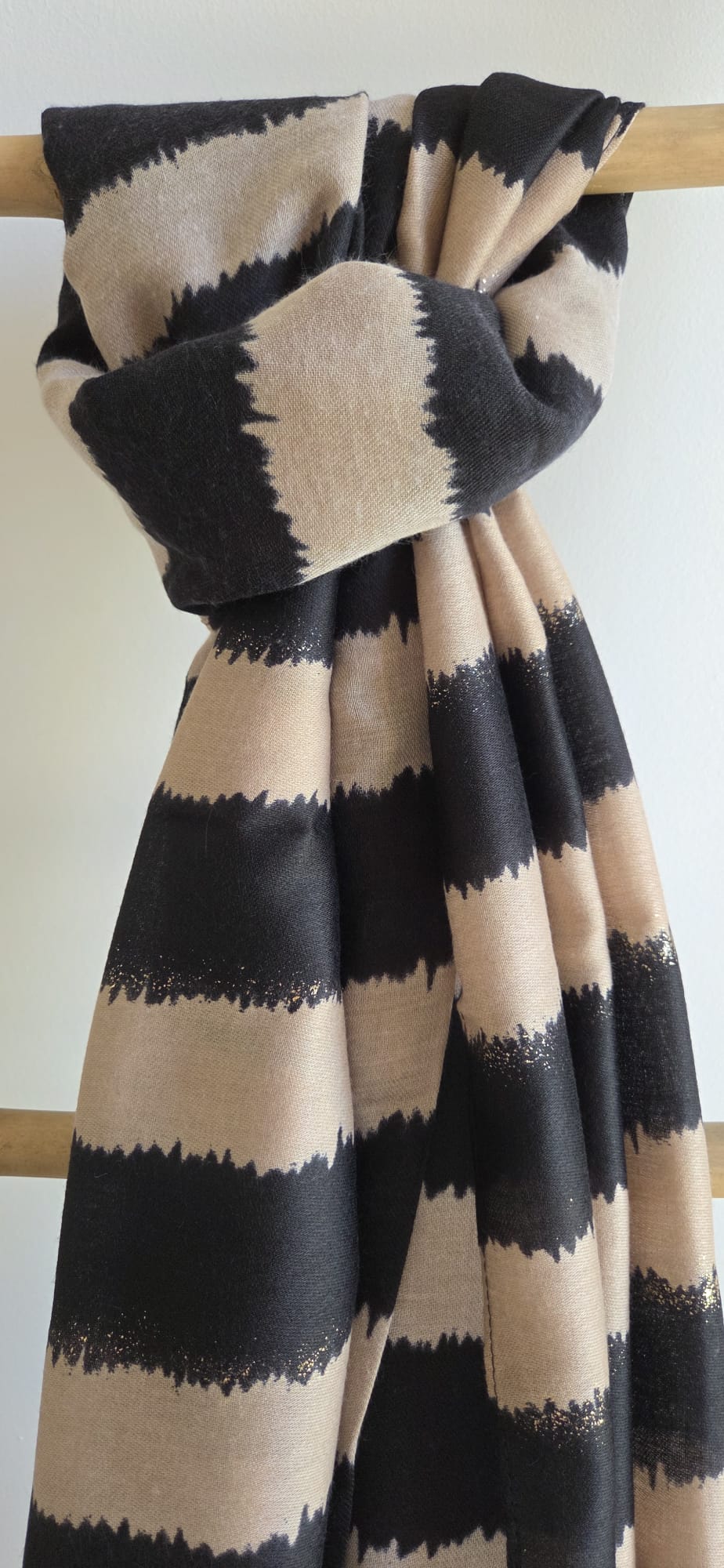 Étole noire et beige