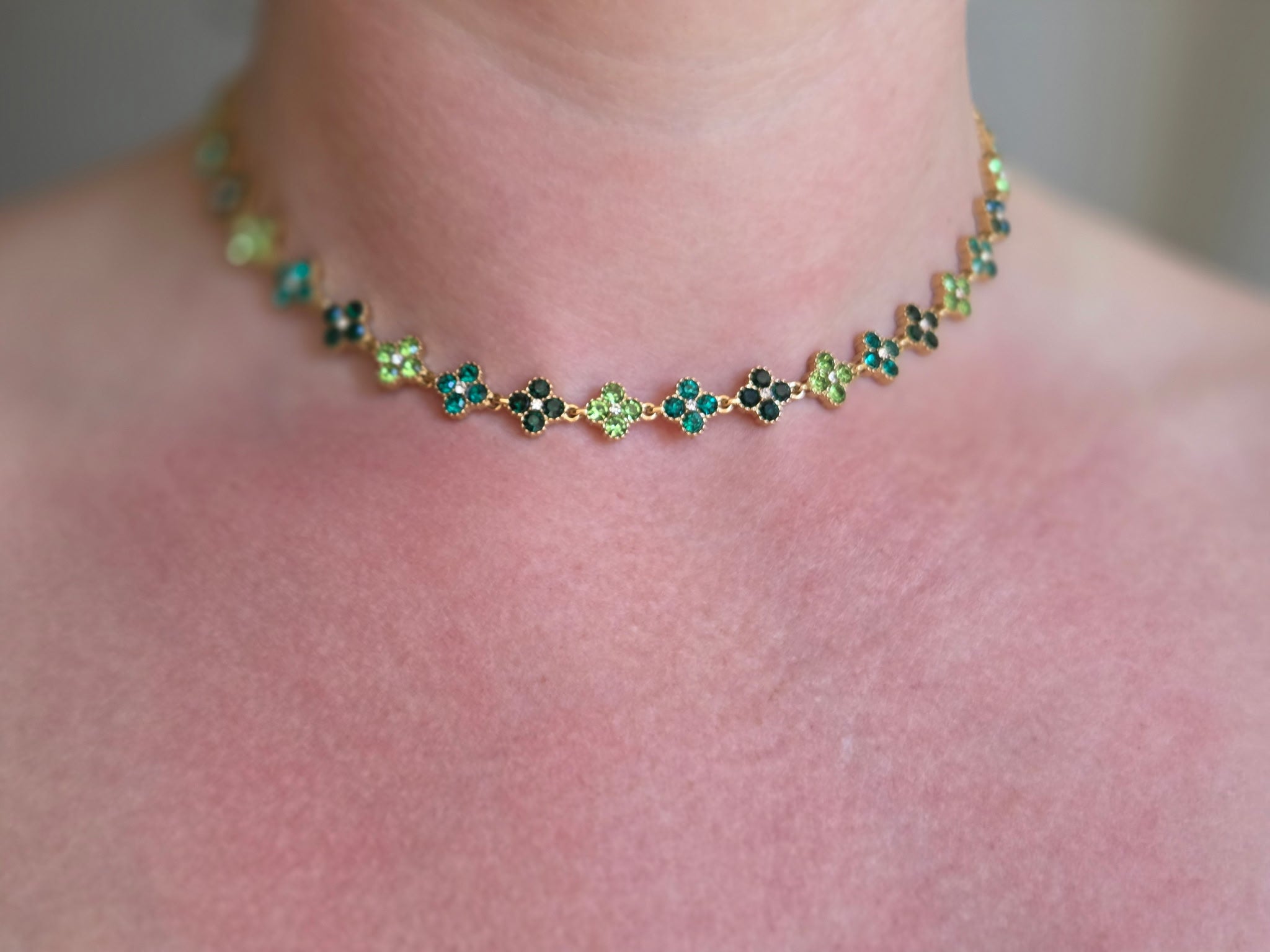 Collier fleurs vertes