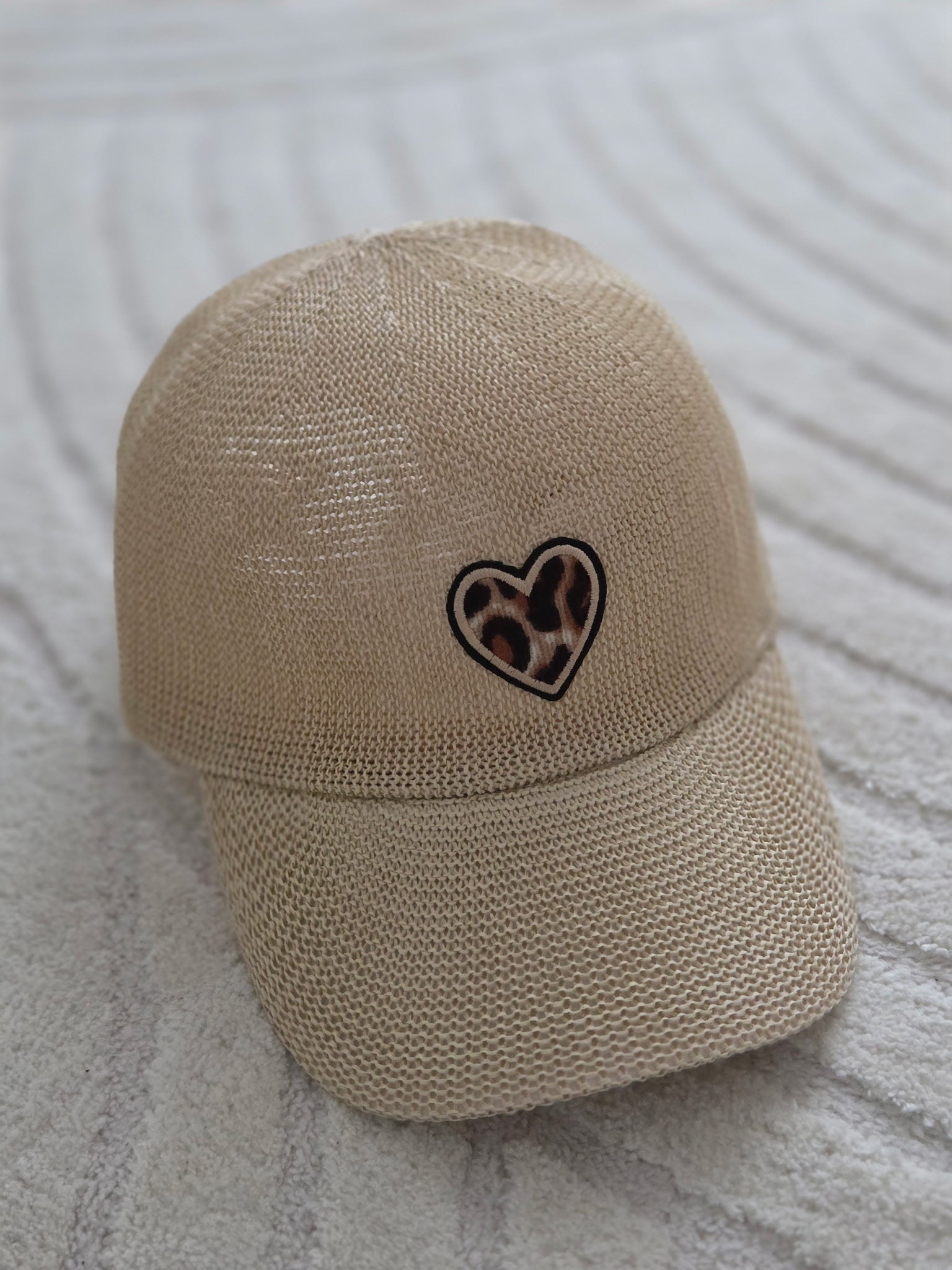 Casquette beige cœur léopard