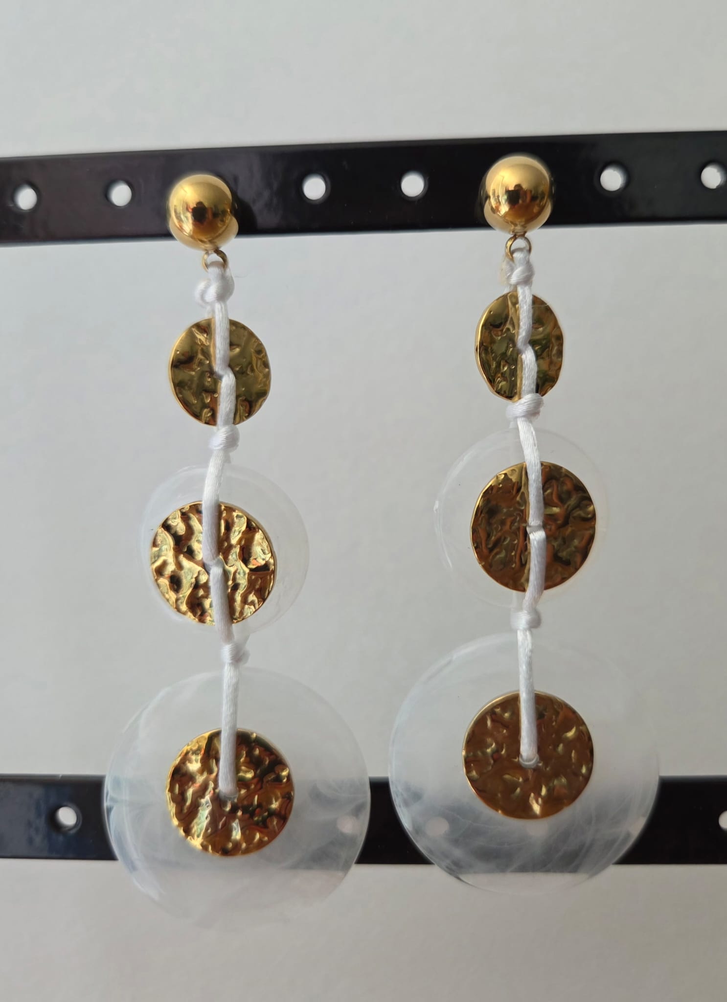 Boucles d'oreilles dorées pendantes