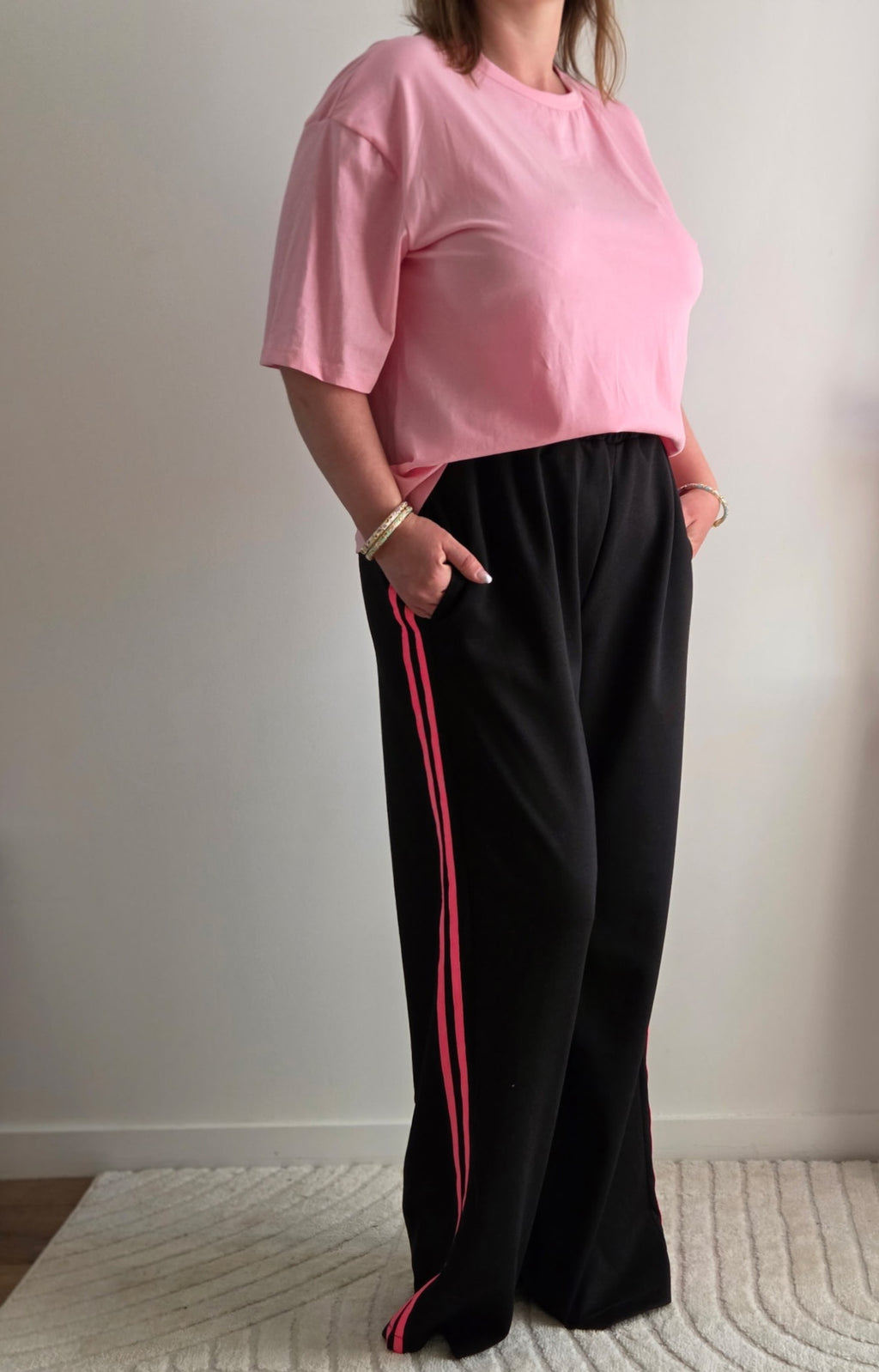 Pantalon fluide noir à bandes roses