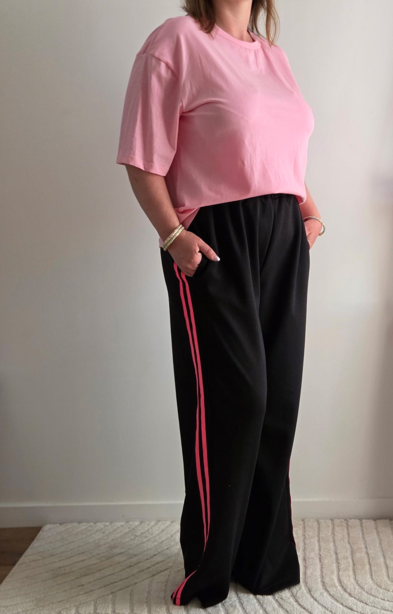 Pantalon fluide noir à bandes roses
