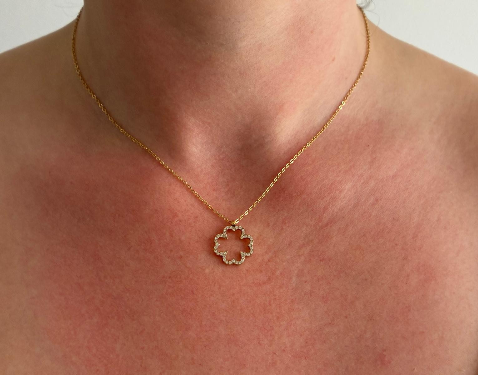 Collier doré fleur