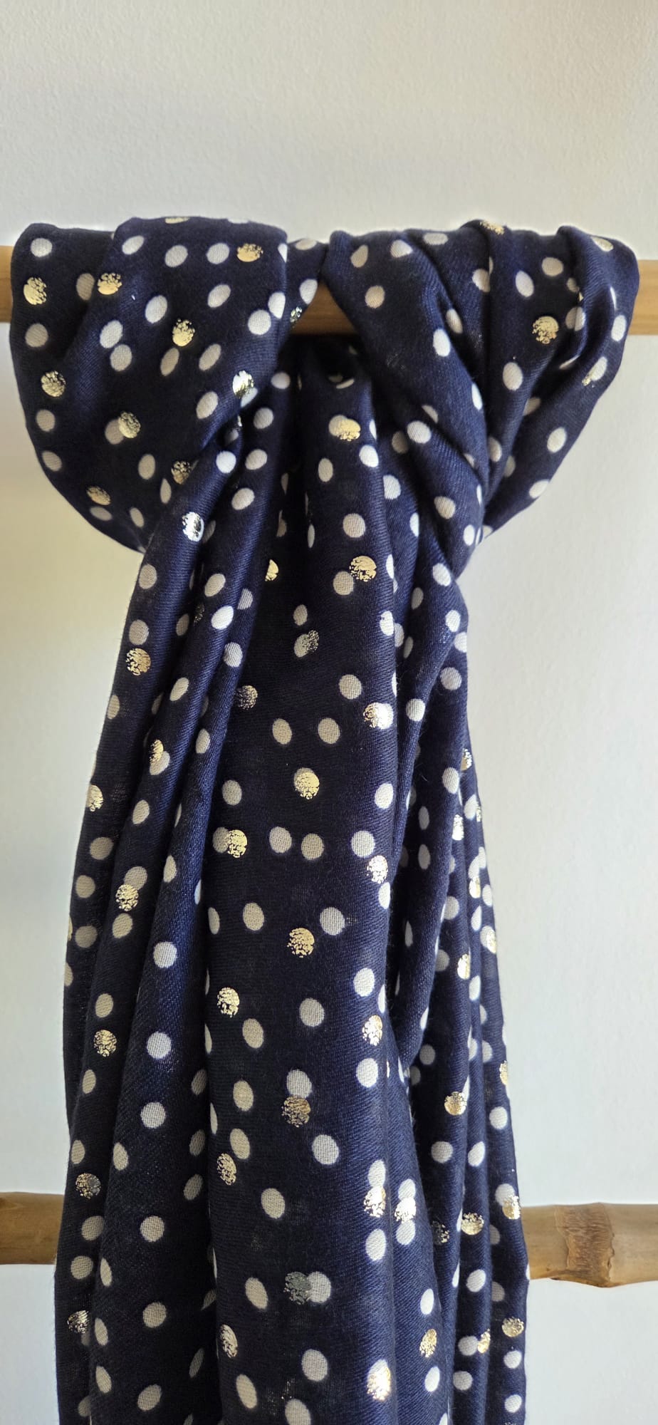 Étole bleue à pois