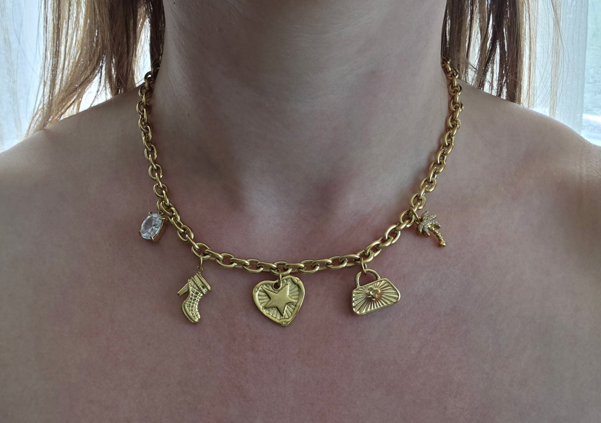 Collier doré avec breloques
