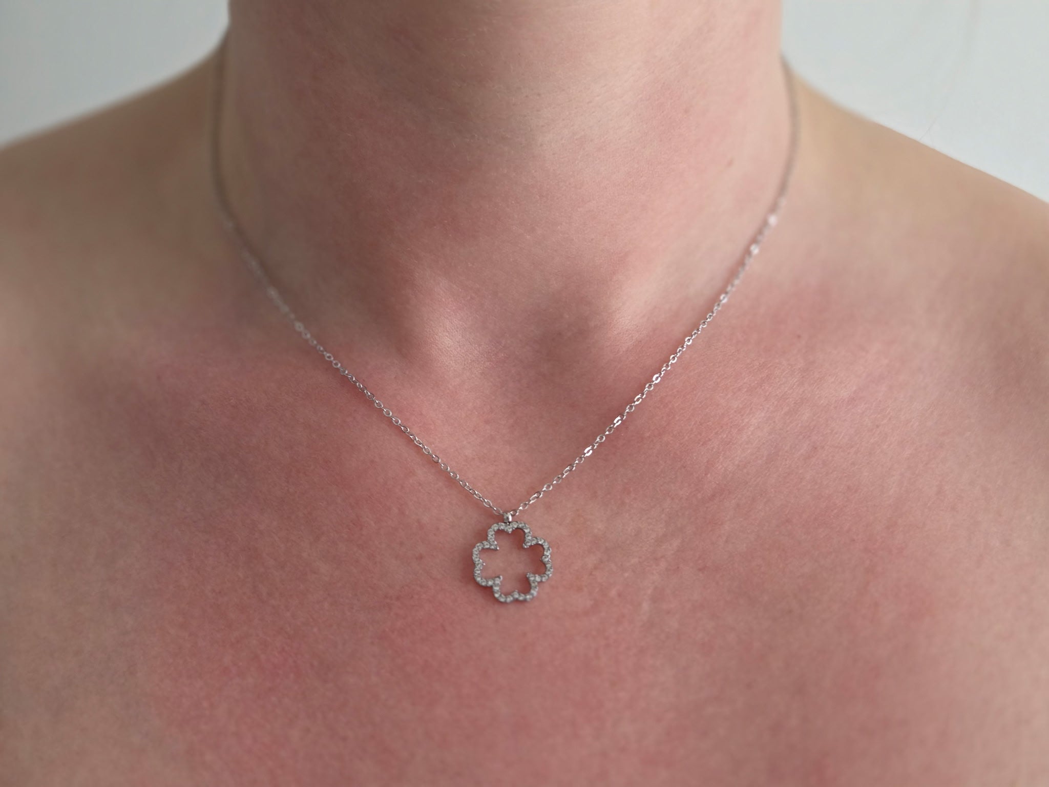 Collier argenté fleur