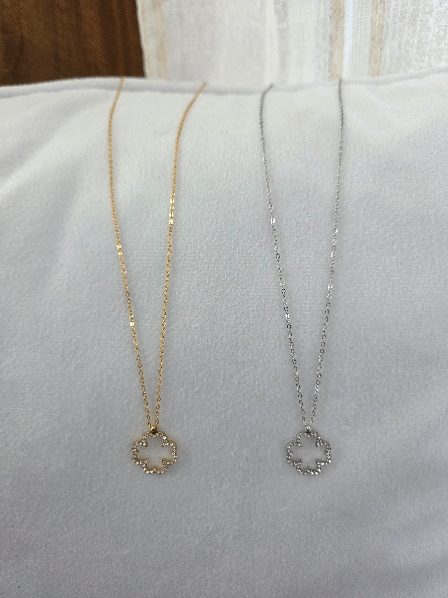 Collier argenté fleur