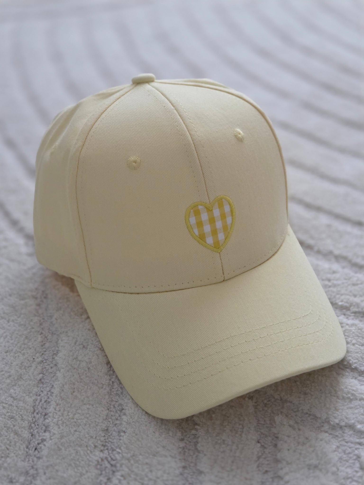 Casquette jaune cœur