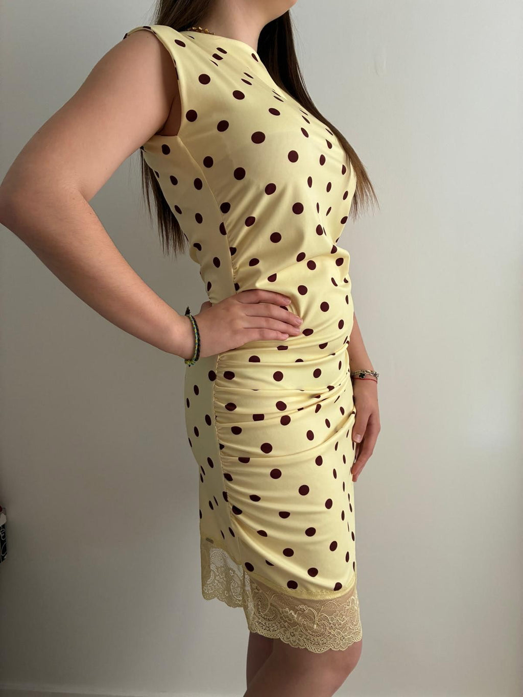 Robe dentelle à pois jaune